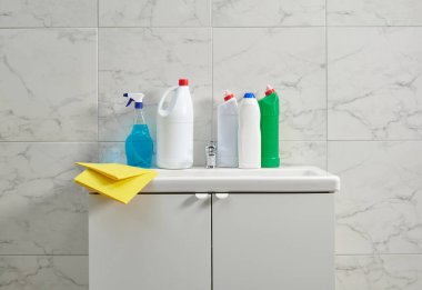 Banyo odasındaki lavabodaki temizlik seti, sarı bez, kapat..