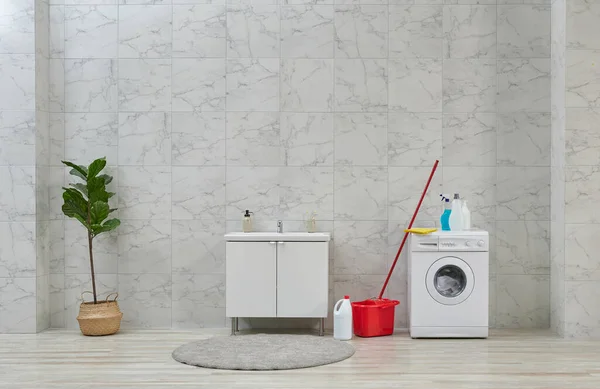 Rengöringssatser Badrummet Vitt Skåp Och Handfat Tvättmaskin — Stockfoto
