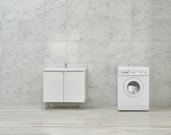 Çamaşır Makinesi Dolap Lavabo Temizlik Malzemeleri Kirli Çamaşırlar — Stok fotoğraf