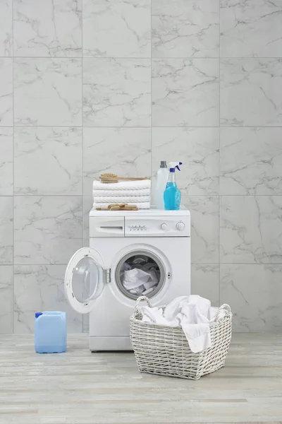 Tvättmaskin Och Skåp Och Handfat Vitt Badrum Rengöringsmedel Smutsiga Kläder — Stockfoto