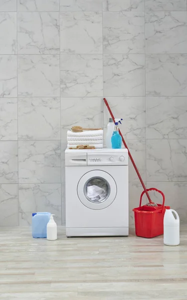 Banyo Odasında Temizlik Malzemeleri Beyaz Dolap Lavabo Çamaşır Makinesi — Stok fotoğraf