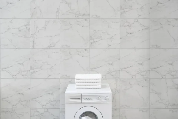 Çamaşır Makinesini Havlu Fırça Temizlik Malzemeleriyle Kapatın — Stok fotoğraf