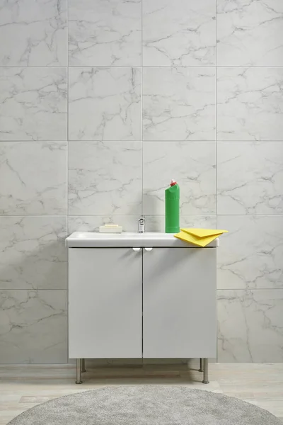 浴室橱柜洗碗槽上的清洁箱 黄色的布 — 图库照片