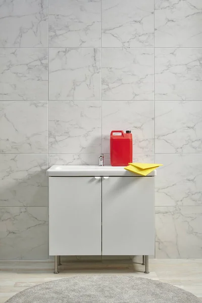 Banyo Odasındaki Lavabodaki Temizlik Seti Sarı Bez Kapat — Stok fotoğraf