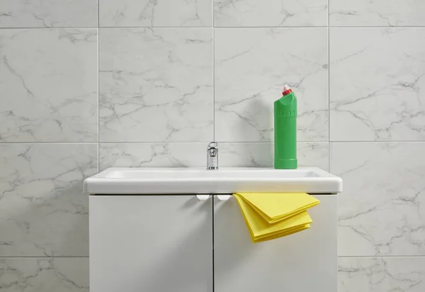 Σετ Καθαρισμού Στο Νεροχύτη Του Ντουλαπιού Στο Μπάνιο Κίτρινο Πανί — Φωτογραφία Αρχείου