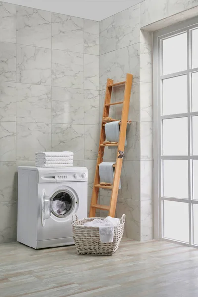 洗澡间的洗衣机 墙角风格 装饰品 脏衣服 — 图库照片