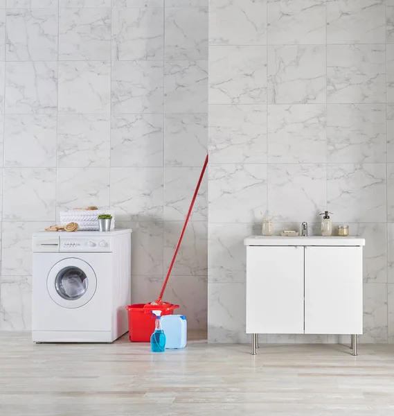 Çamaşır Makinesi Lavabo Tarzı Modern Banyo Odası Duvarda Ayna Tahta — Stok fotoğraf