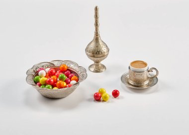 Beyaz masadaki kahve masası tarzıyla Türk usulü ramazan şekeri..