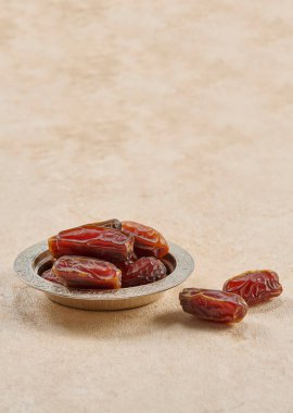 Çinko tabak Türk kültürü tarzında Ramazan tarihi. Tespih ve kahve ile birlikte..