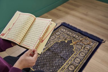 İnsan evde Kur 'an okur, kapatır, dua eder..