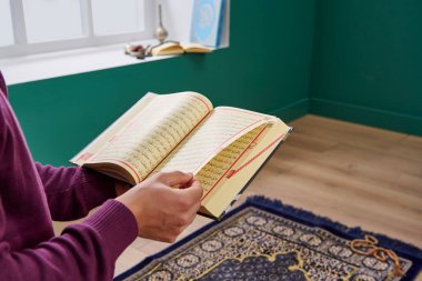 İnsan evde Kur 'an okur, kapatır, dua eder..