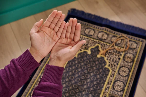 Muslim Man Praying Sitting Prayer Rug Home Concept Interior Ramadan — Stock Photo, Image