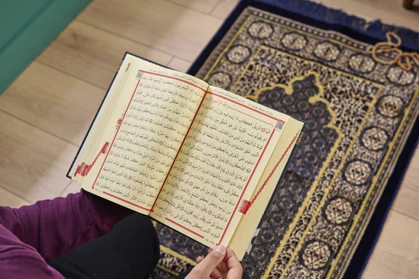 Man Read Koran Home Close Praying — Stock Photo, Image