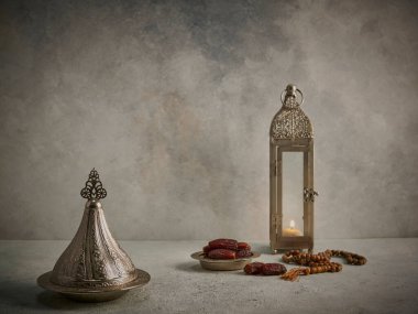 Ramazan konsepti, Türk kültürü çinko tepsi ve mumla tarih sunumu, lamba, yaşam tarzı dekoru, İslami arka plan.