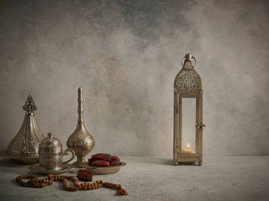 Ramazan konsepti, Türk kahve tepsisi ve mumuyla tarih sunumu, lamba, yaşam tarzı dekoru, İslami arka plan.
