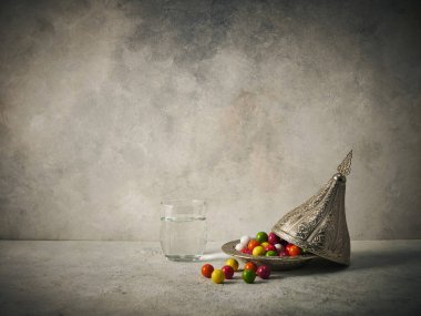 Ramazan konsepti, çinko plakalı şeker Arap tarzı, lamba ve İslami arka plan.