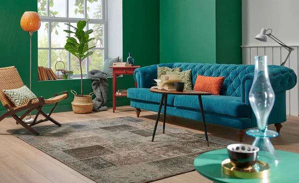 Grün Weißes Wohnzimmerkonzept Blaues Sofa Orangefarbenes Kissen Mittlerer Couchtisch Pflanzenvase — Stockfoto