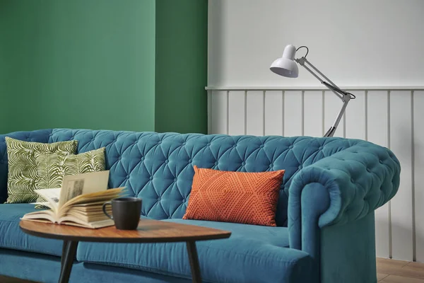 Grün Weißes Wohnzimmerkonzept Blaues Sofa Orangefarbenes Kissen Mittlerer Couchtisch Pflanzenvase — Stockfoto