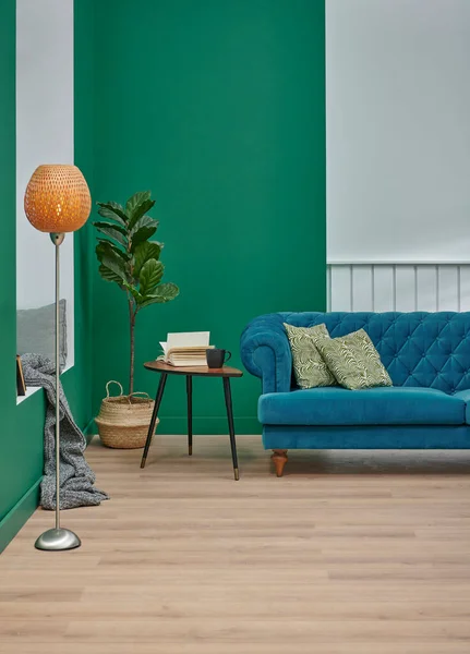 采购产品蓝色沙发枕头和毛毯装饰 绿色和白色的概念 灯具植物咖啡桌风格 椅子和家庭设计 室内概念 — 图库照片