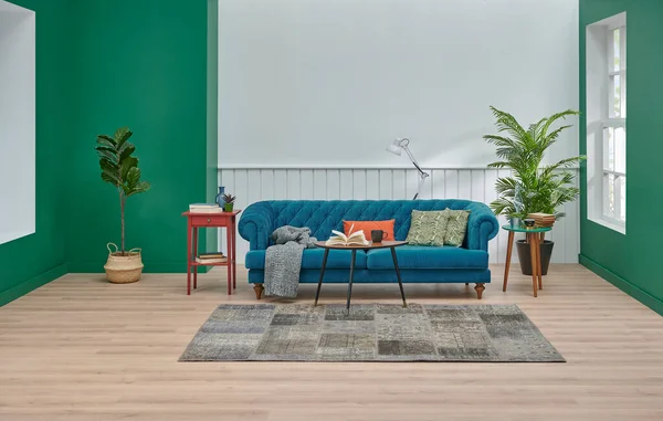 Niebieska Sofa Poduszka Koc Dekoracji Zielono Białe Pojęcie Lampa Roślin — Zdjęcie stockowe