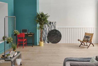 Dekoratif iç mekan konsepti, yeşil ve beyaz dekorasyon, bitki vazosu, parke ve çalışma masası tarzı.