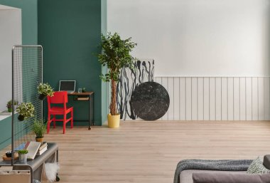 Dekoratif iç mekan konsepti, yeşil ve beyaz dekorasyon, bitki vazosu, parke ve çalışma masası tarzı.