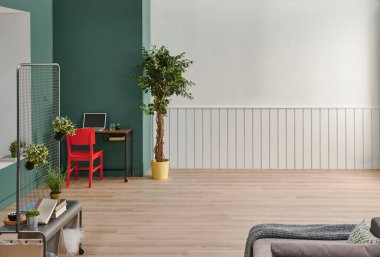 Dekoratif iç mekan konsepti, yeşil ve beyaz dekorasyon, bitki vazosu, parke ve çalışma masası tarzı.