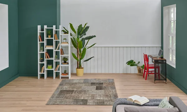 Witte Groene Muur Achtergrond Kamer Boekenplank Stoel Vaas Van Planten — Stockfoto