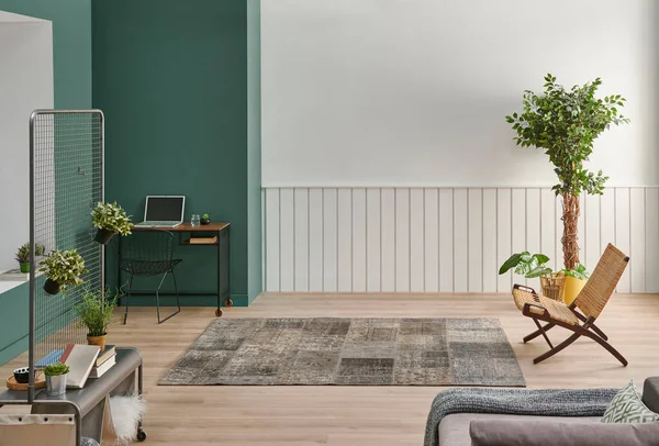 Modern ev duvarı ve oda tarzı, yeşil ve beyaz arka plan, bitki vazosu, halı tarzı.