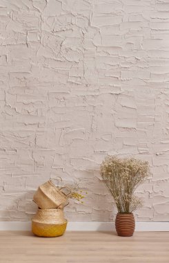 Hassas ev eşyası, çanta, vazo, ayna, bagaj, beton duvarın önüne bitki arka plan, pamuk kuru bitki, sandalye, battaniye, dekorasyon iç mekan.
