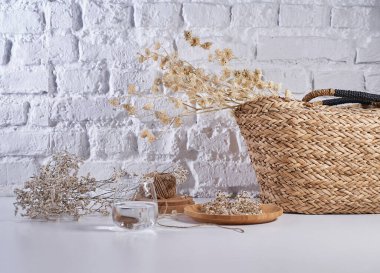 Dekoratif ev stili, pamuk çiçeği ve hasır vazo, ev aksesuarı süsü..