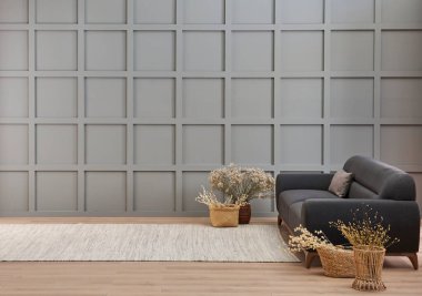 Gri oda dekoratif arka plan, koyu mavi kanepe, orta masa, battaniye yastık stili, pamuk çiçek ve halı vazosu, turuncu lamba, iç dekorasyon.