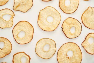 Beyaz arka planda birçok kuru meyve elması.