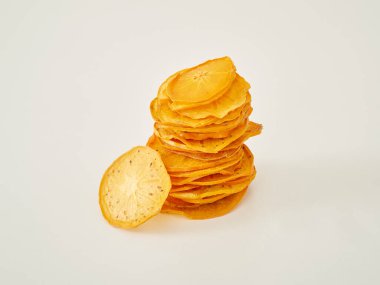 Beyaz arka planda taze portakallı kurutulmuş meyve ve ahşap bardak tarzı..