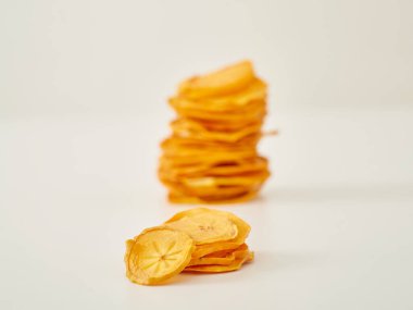 Beyaz arka planda taze portakallı kurutulmuş meyve ve ahşap bardak tarzı..