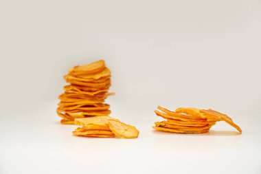 Beyaz arka planda taze portakallı kurutulmuş meyve ve ahşap bardak tarzı..