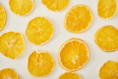 Beyaz arka planda limon kurutulmuş meyve, izole edilmiş stil..