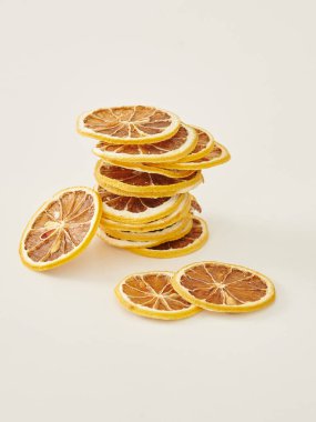 Beyaz arka plan biçiminde kuru meyve, izole.