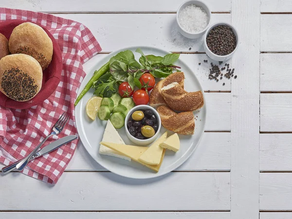 Bagel Breakfast Style Tomatoes Cucumbers Top View — Stockfoto