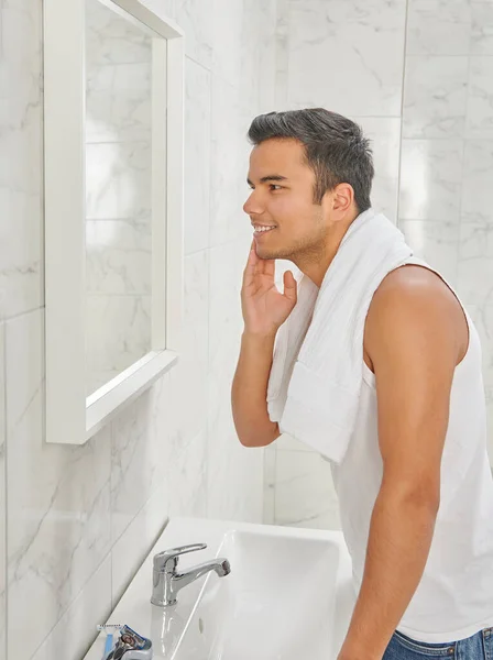 Man Who Wants Shave Front Mirror Athlete Towel Style Beard — ストック写真