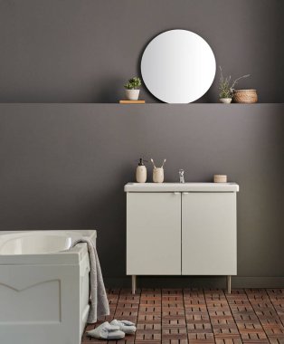 Modern banyo odası dolabı, lavabo, ayna ve küvet tarzı gri duvar fonu, vazo, bitki, çamaşır, havlu ve ahşap merdiven süslemeleri..