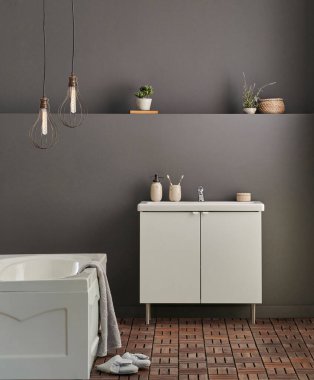 Modern banyo odası dolabı, lavabo, ayna ve küvet tarzı gri duvar fonu, vazo, bitki, çamaşır, havlu ve ahşap merdiven süslemeleri..