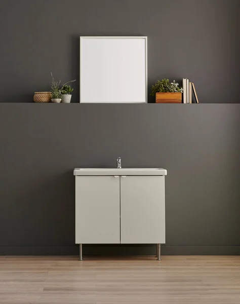洗衣房 洗衣机和干燥机 洗涤柜 镜子和物品 灰墙背景 — 图库照片