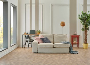 Dekoratif beyaz ve kahverengi duvar arka planı, ev tasarımı, kanepe çalışma masası, kırmızı sandalye, vazo, bitki, kitap aksesuarı, lamba, modern ahşap parkede orta masa.