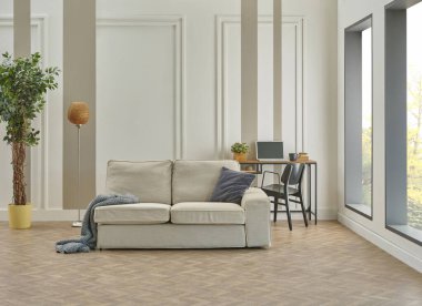 Dekoratif beyaz ve kahverengi duvar arka planı, ev tasarımı, kanepe çalışma masası, kırmızı sandalye, vazo, bitki, kitap aksesuarı, lamba, modern ahşap parkede orta masa.