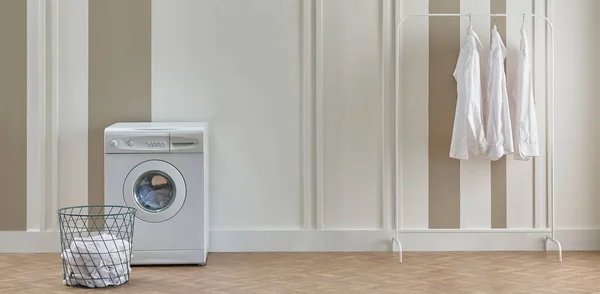 Mesin Pengering Cuci Dan Alat Setrika Interior Meja Ruang Cuci — Stok Foto