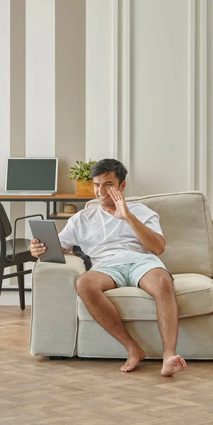 Homem Está Olhando Chamando Celular Estilo Sala Estar Decorativa Sofá — Fotografia de Stock