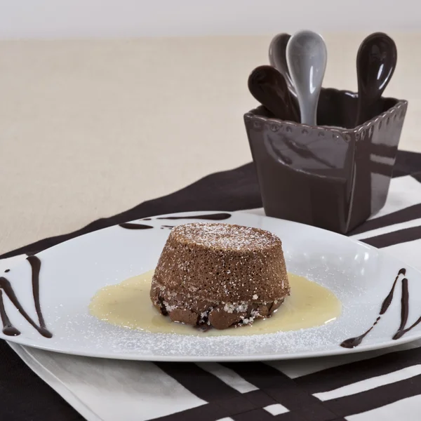 Шоколадный пирог с ванильным соусом — стоковое фото