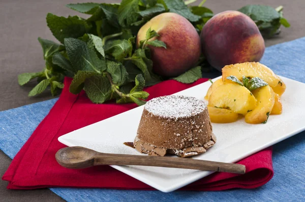 Choklad flan med persika och mynta — Stockfoto