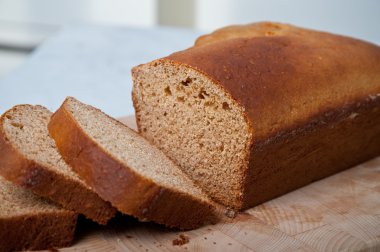 Kepekli ekmek dilimleri üzerine bir tahta